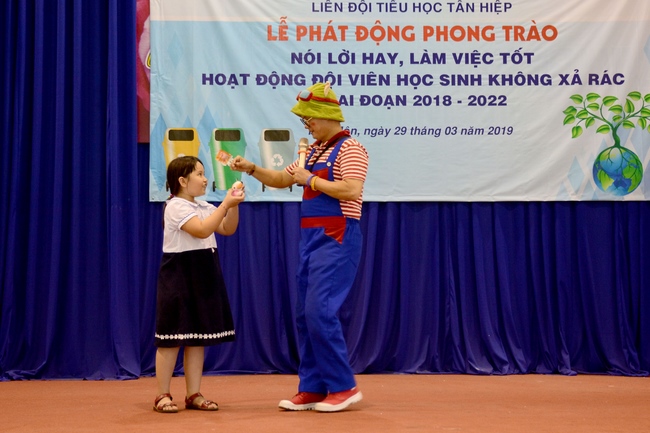 Giving gift portions to pupils on the occasion of Mid-Autumn Festival